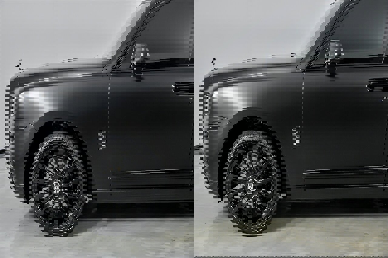 Used 2023 Rolls-Royce Cullinan Black Badge w/ Driver's Package image 7