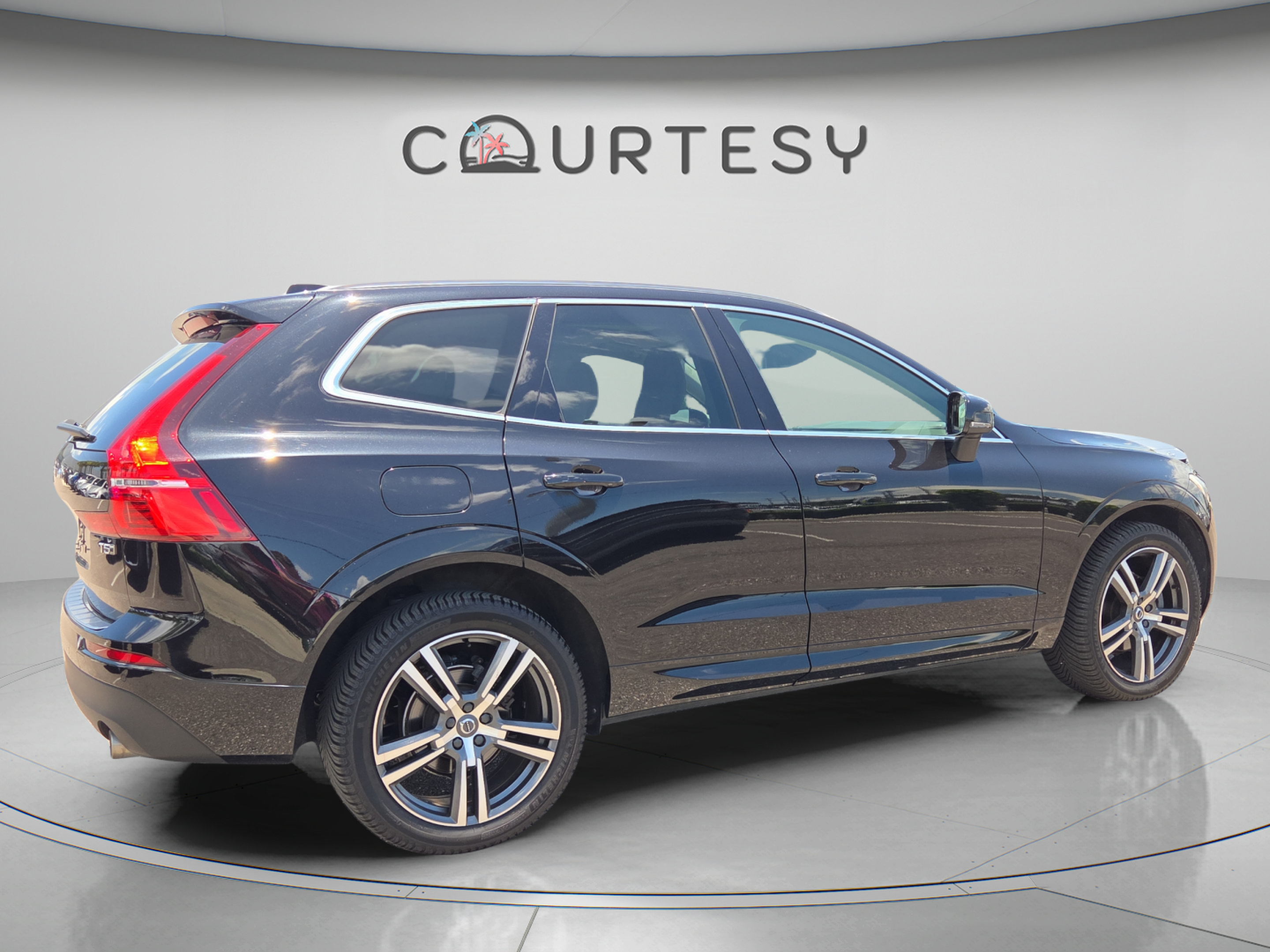 Used 2021 Volvo XC60 T5 Momentum w/ Premium Package AWD/4WD image 5