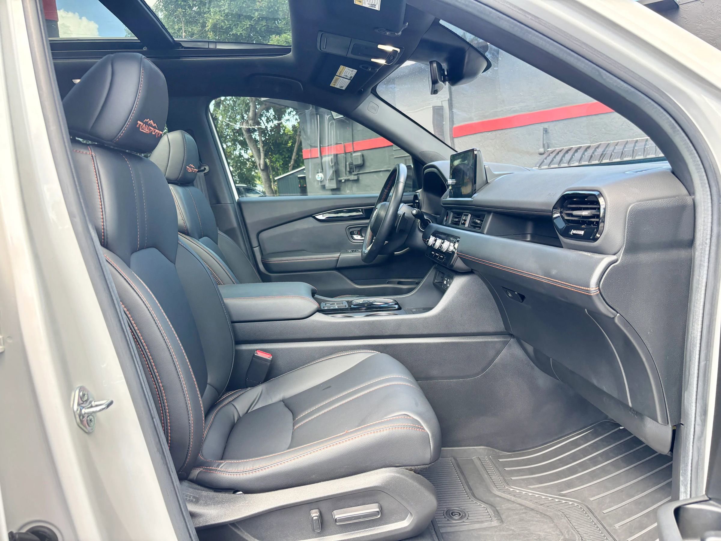Used 2025 Honda Pilot TrailSport image 7