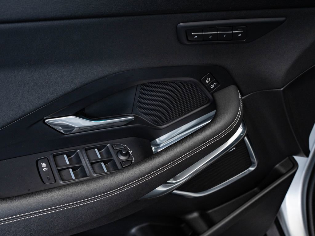 Used 2019 Jaguar E-PACE R-Dynamic SE image 27