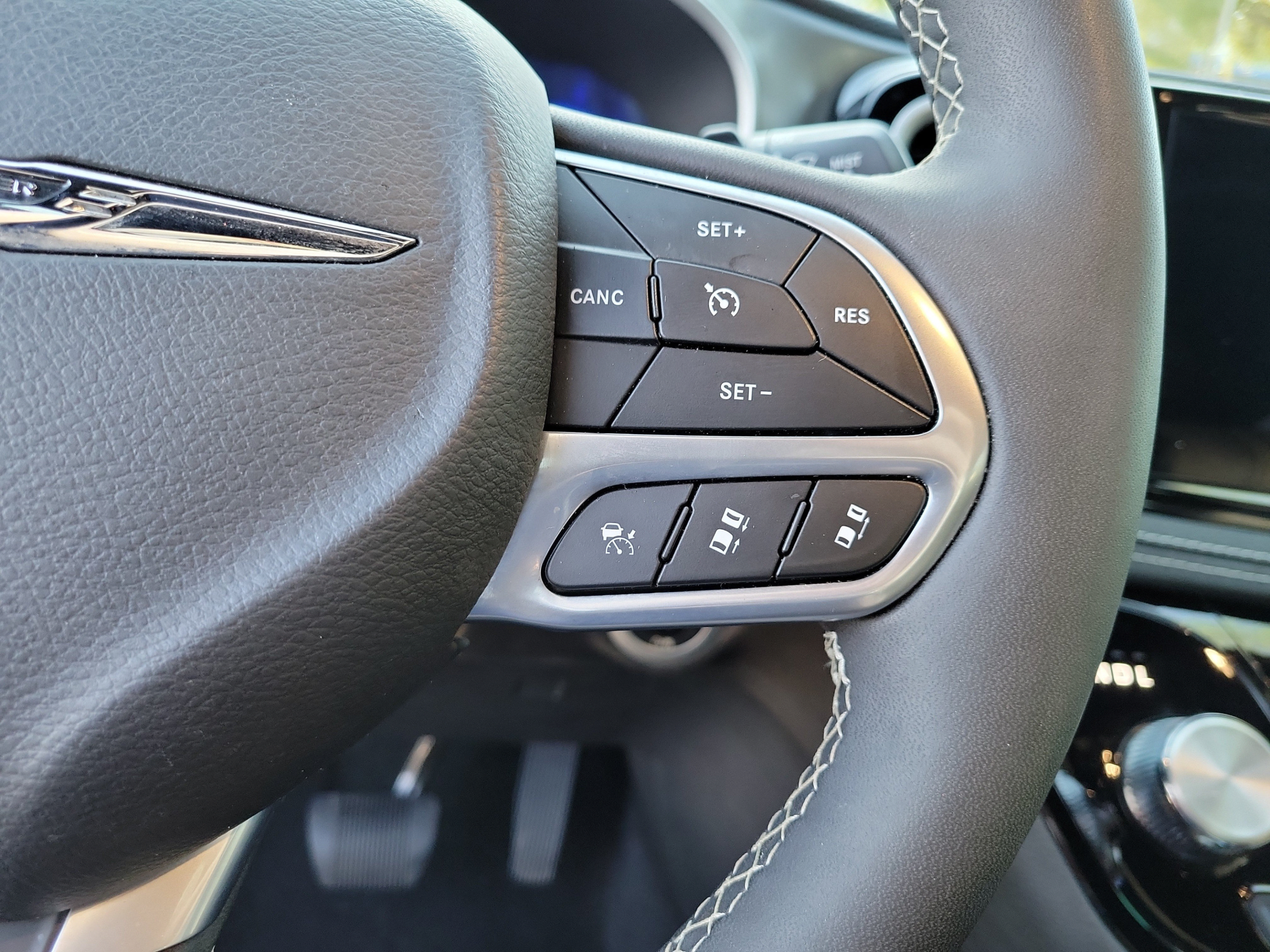 Used 2025 Chrysler Pacifica Select FWD image 27