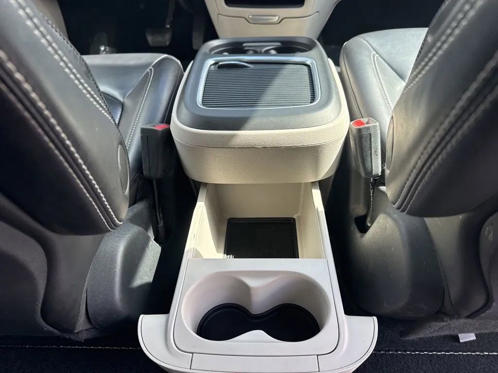 Used 2023 Chrysler Pacifica Touring-L image 14