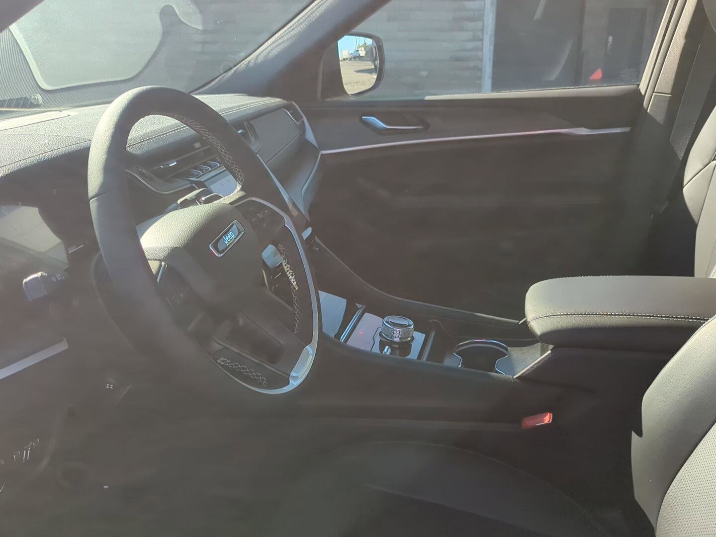 New 2025 Jeep Grand Cherokee Limited w/ Luxury Tech Group II image 13