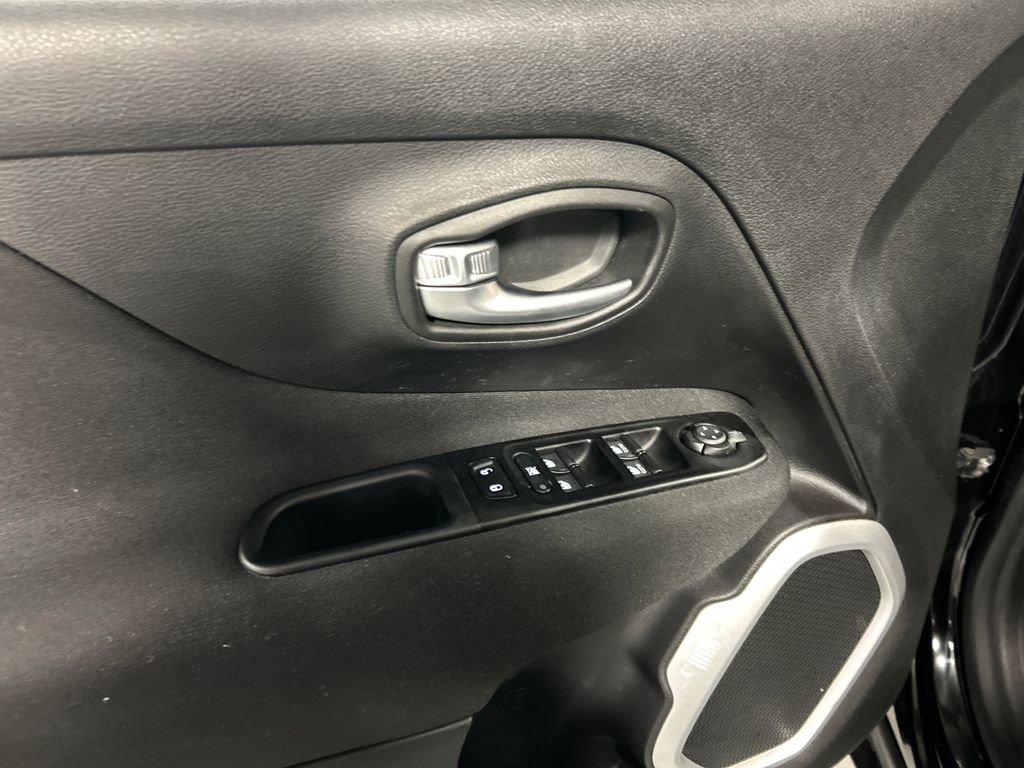 Used 2019 Jeep Renegade Latitude w/ Cold Weather Group FWD image 12