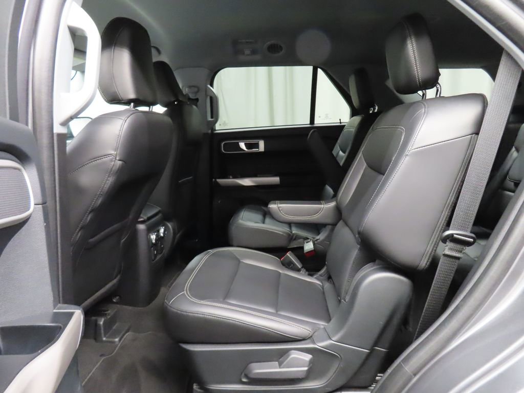 Used 2023 Ford Explorer XLT AWD/4WD image 8