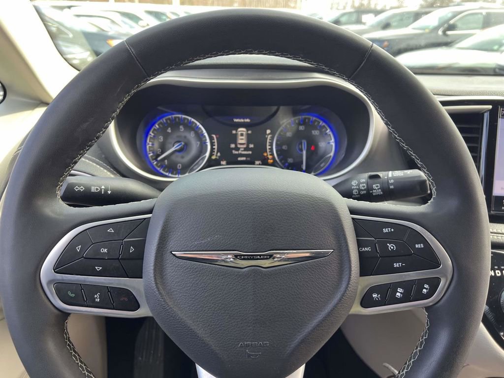 Used 2023 Chrysler Pacifica Touring-L image 31