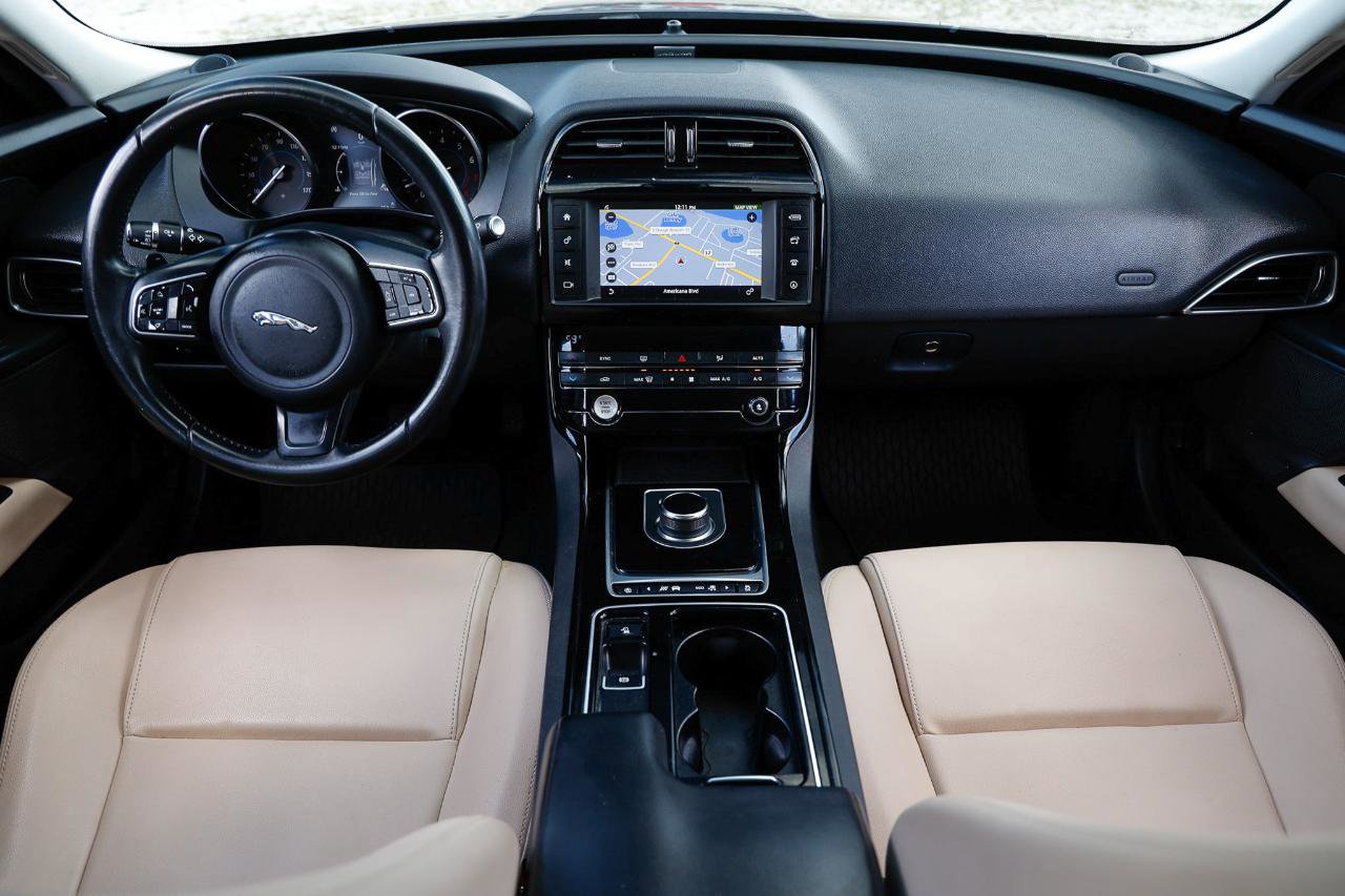 Used 2018 Jaguar XE Premium RWD image 2