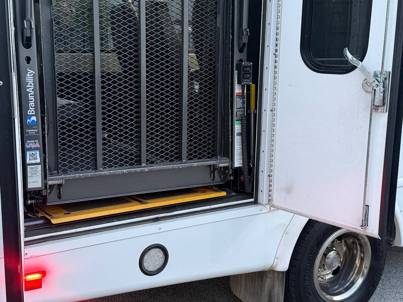 Used 2023 Ford E-450 and Econoline 450 Super Duty w/ Shuttle Bus Prep Package RWD image 90