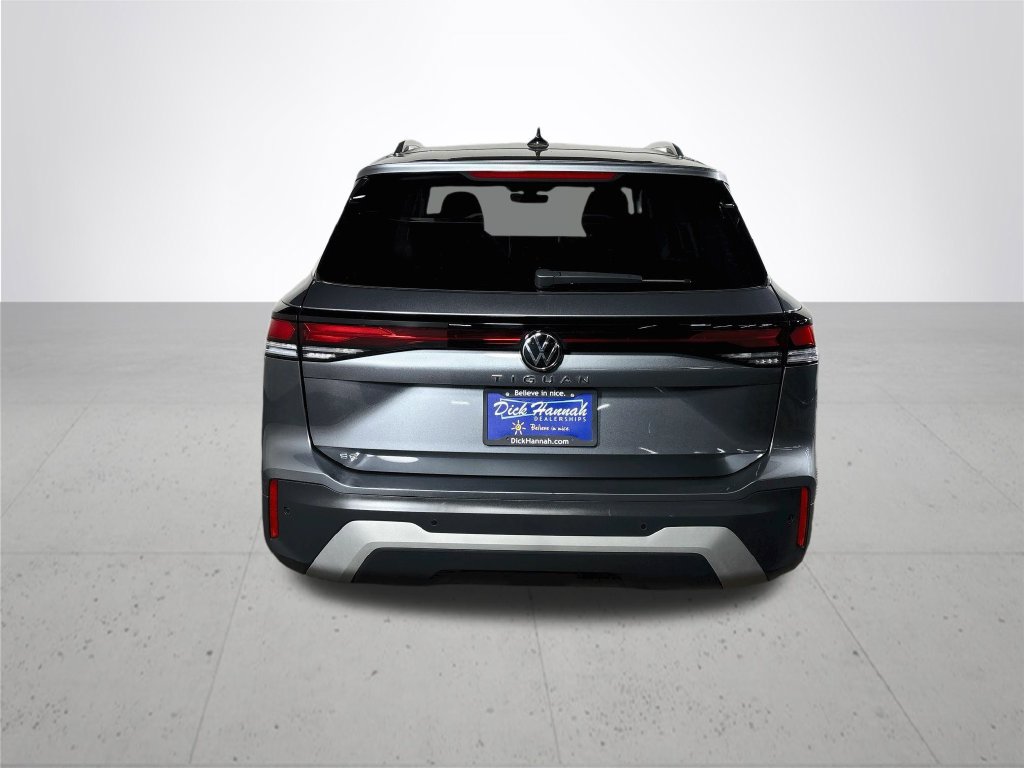 Certified 2025 Volkswagen Tiguan SE FWD image 8