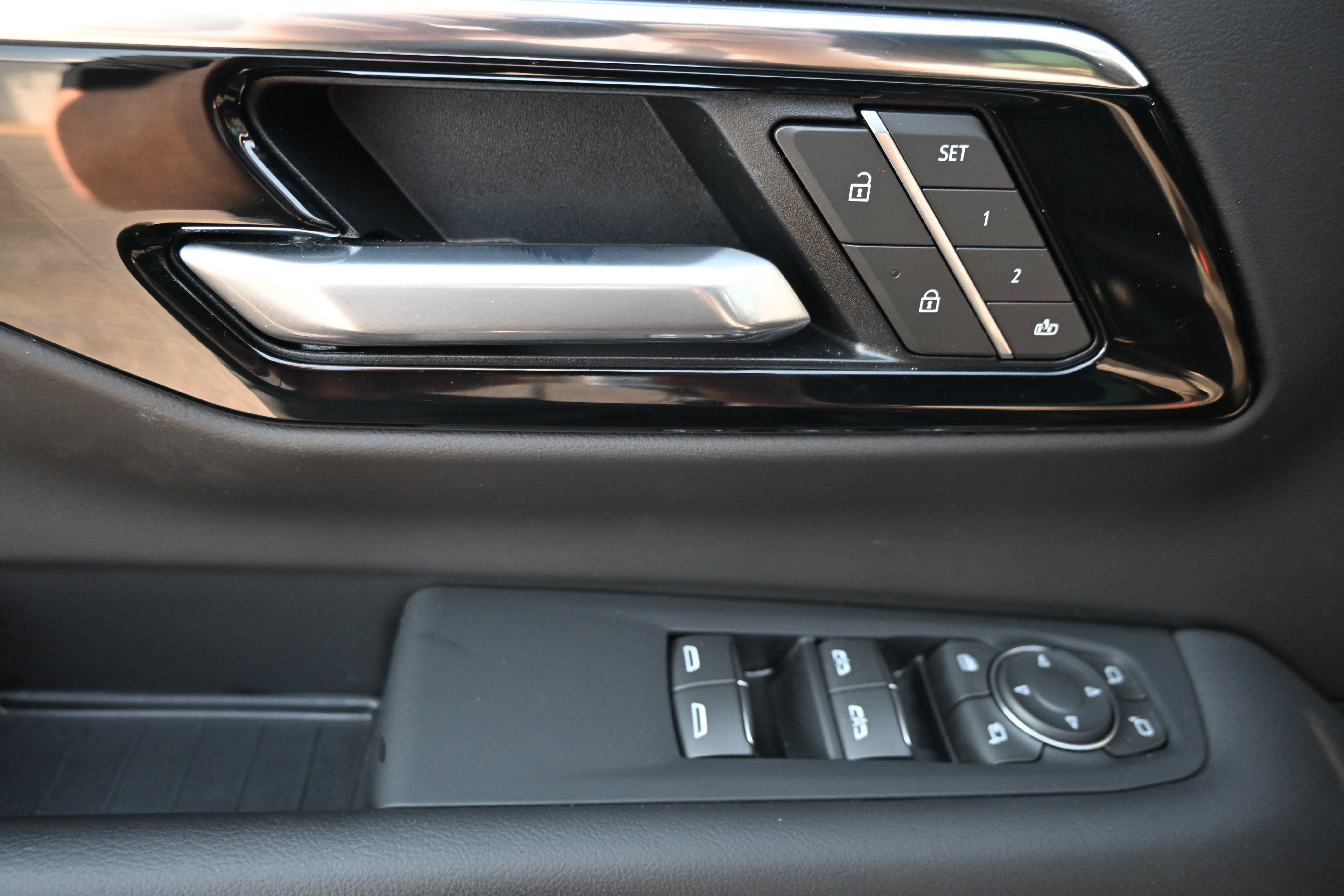 Used 2025 Chevrolet Tahoe Premier AWD/4WD image 15