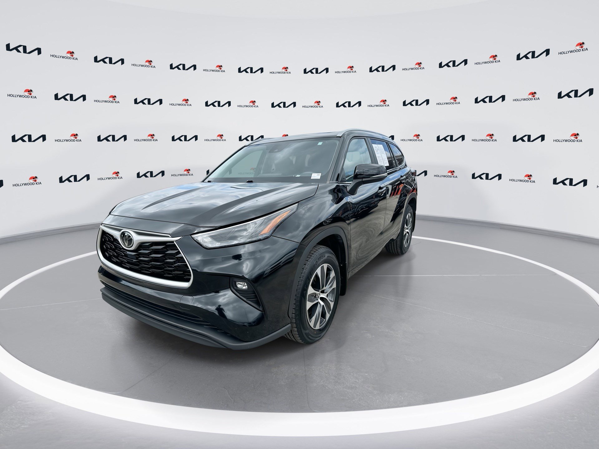 Used 2024 Toyota Highlander XLE AWD/4WD image 4