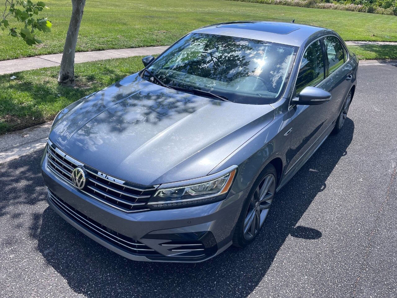 Used 2019 Volkswagen Passat 2.0T SE R-Line FWD image 1