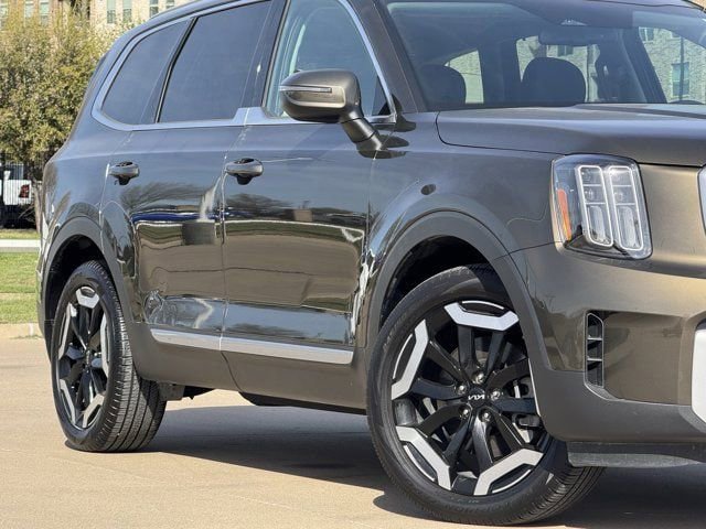 Used 2025 Kia Telluride EX w/ EX Captain's Chair Package FWD image 3