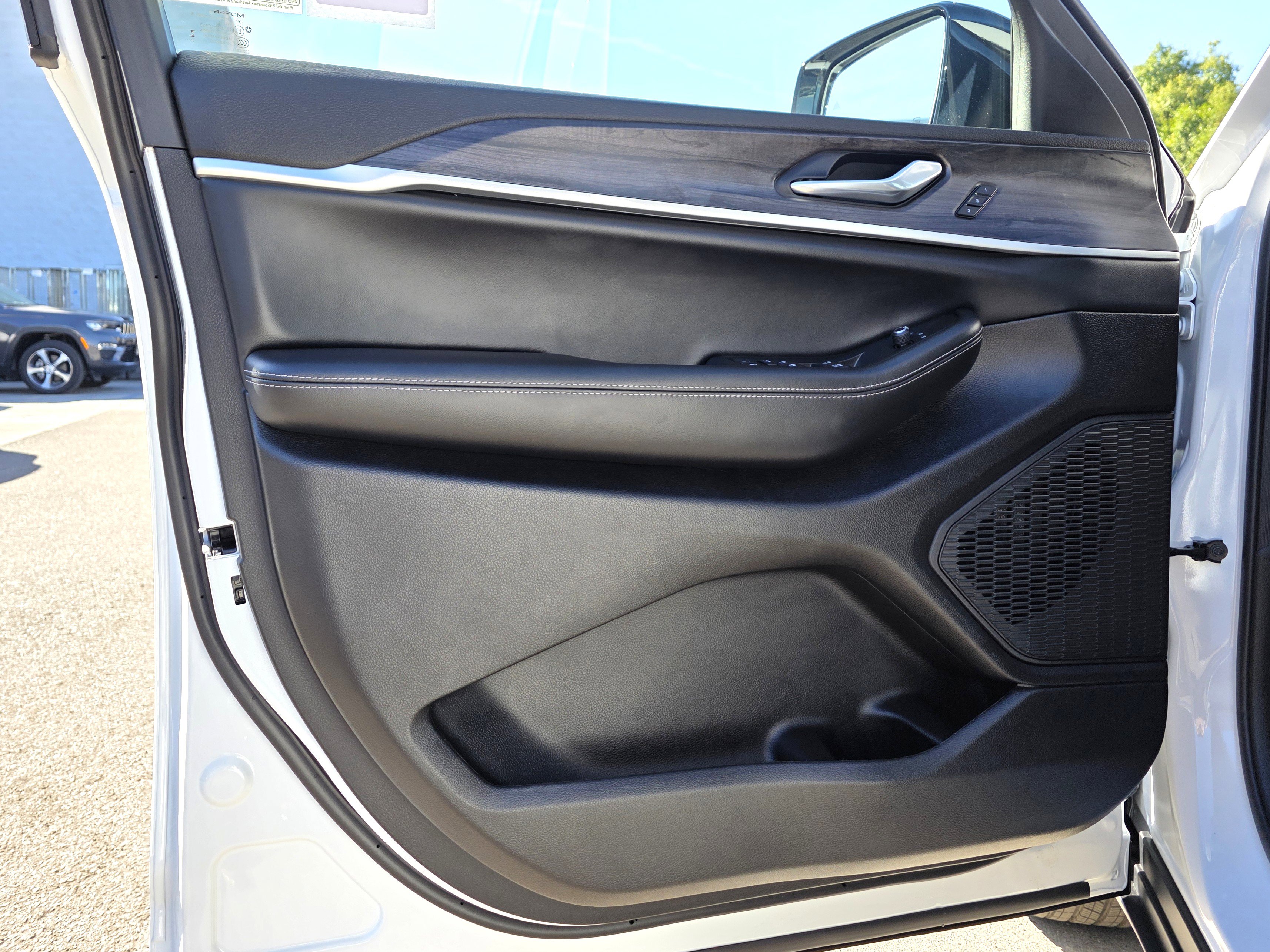 New 2025 Jeep Grand Cherokee L Limited image 11
