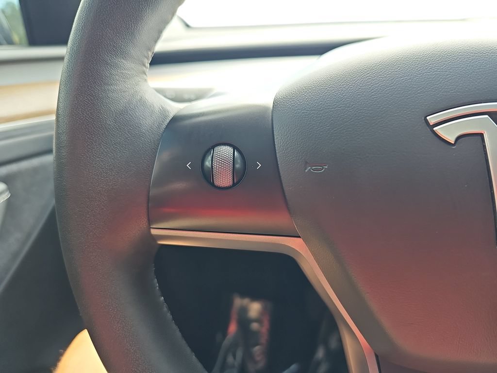 Used 2024 Tesla Model Y Long Range AWD/4WD image 17