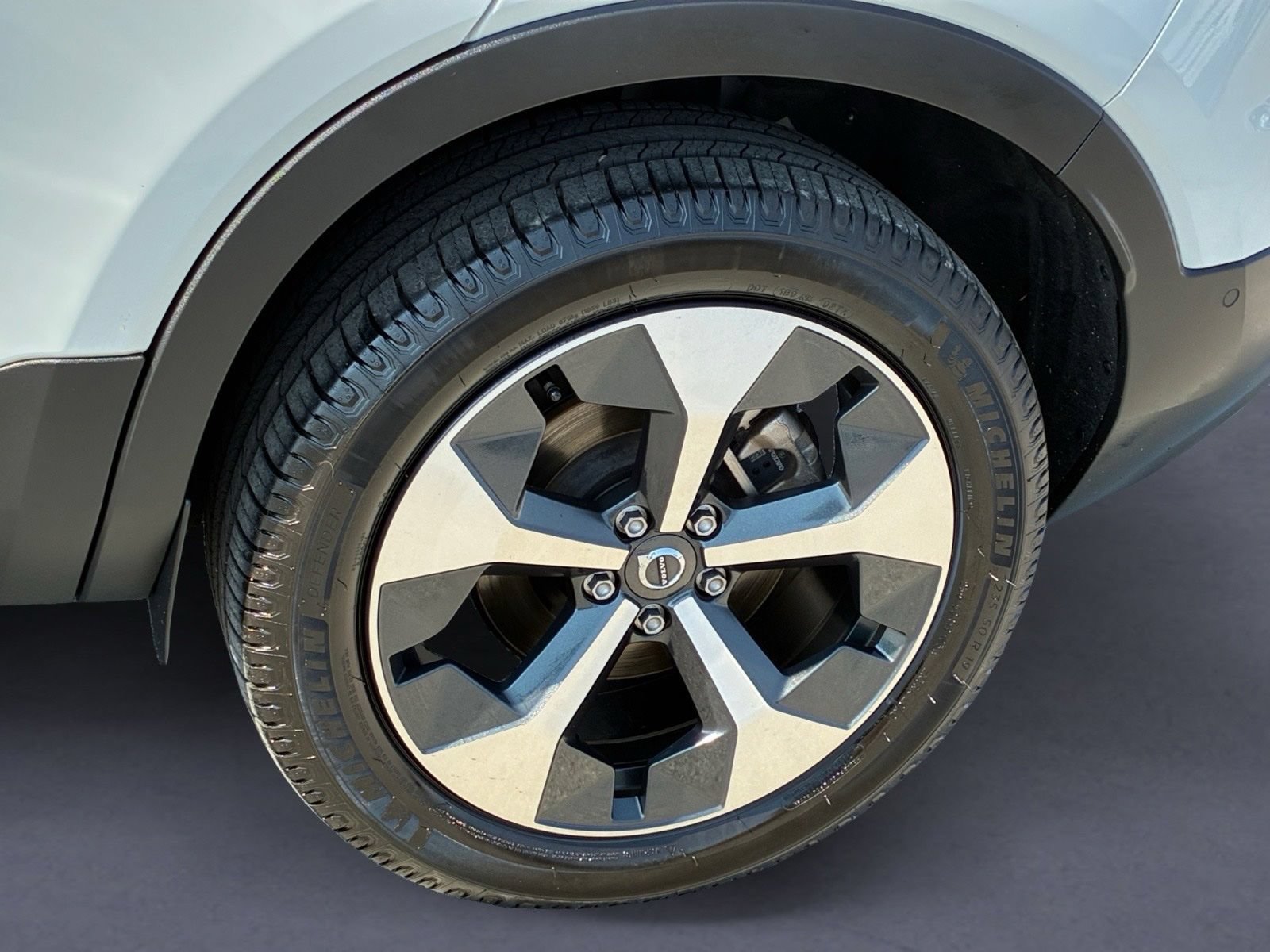 Used 2024 Volvo XC40 B5 Plus AWD/4WD image 9