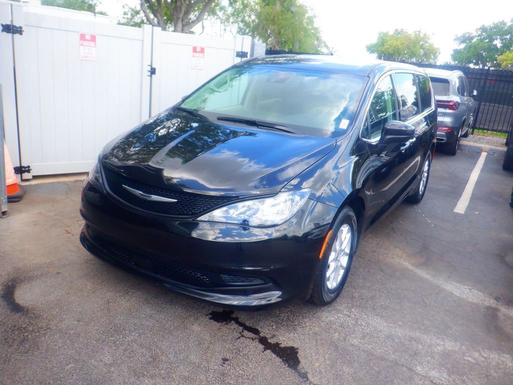 Used 2023 Chrysler Voyager LX image 3