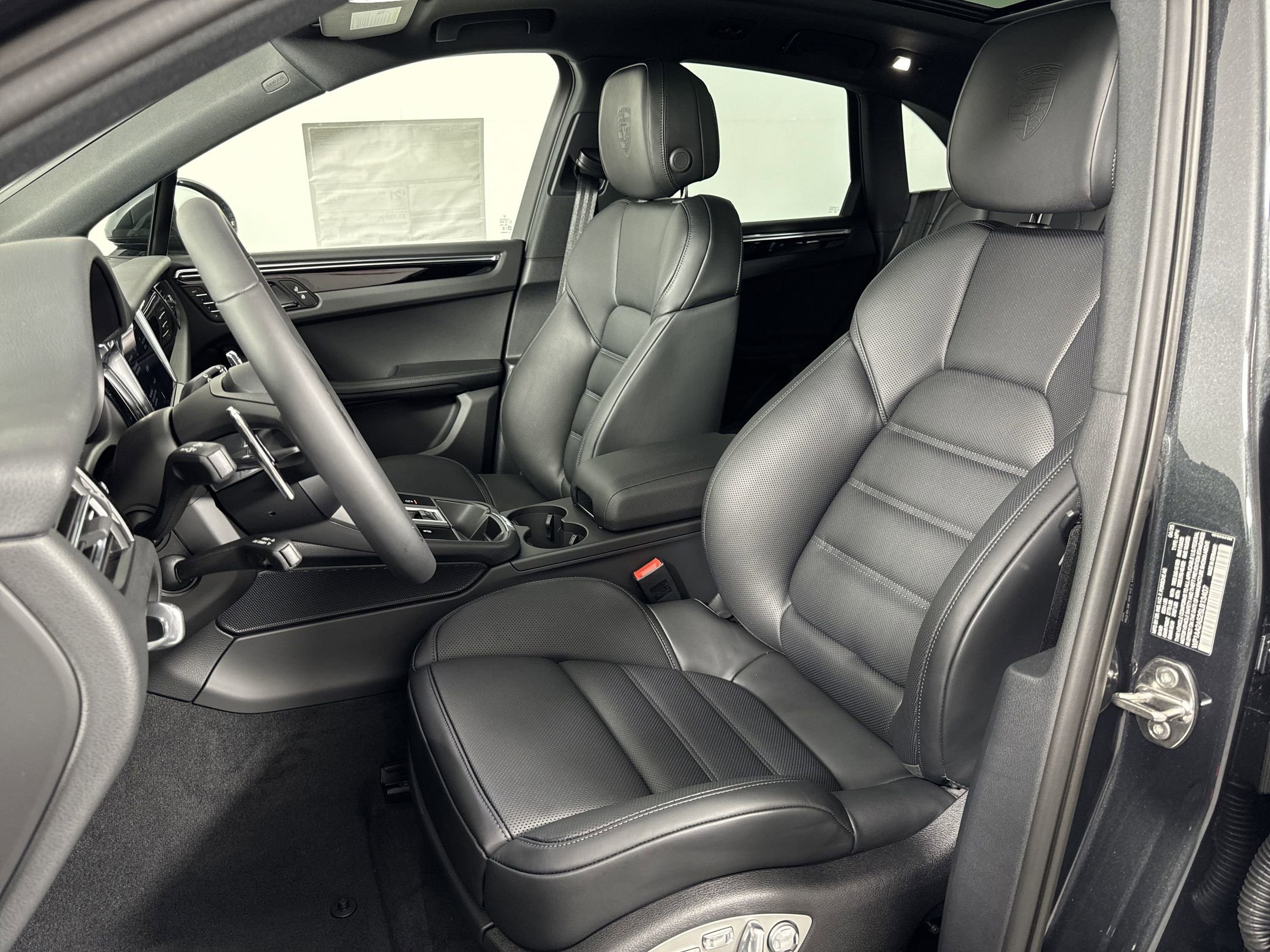 Certified 2025 Porsche Macan image 5