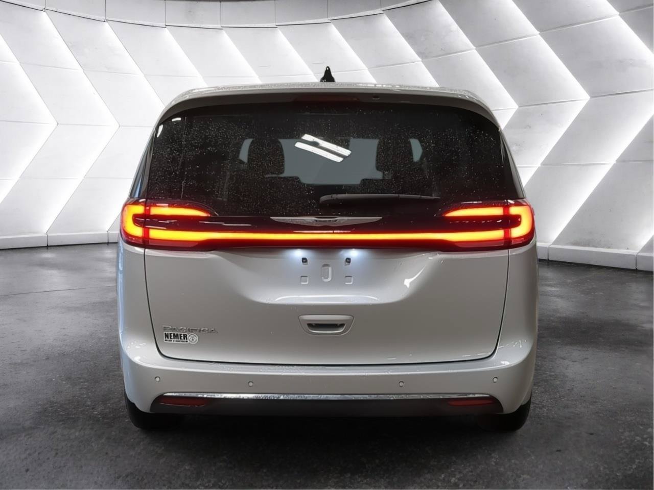 Used 2024 Chrysler Pacifica Touring-L FWD image 4