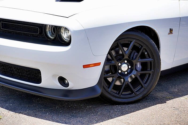 Used 2015 Dodge Challenger R/T Scat Pack w/ Scat Pack Appearance Package RWD image 4