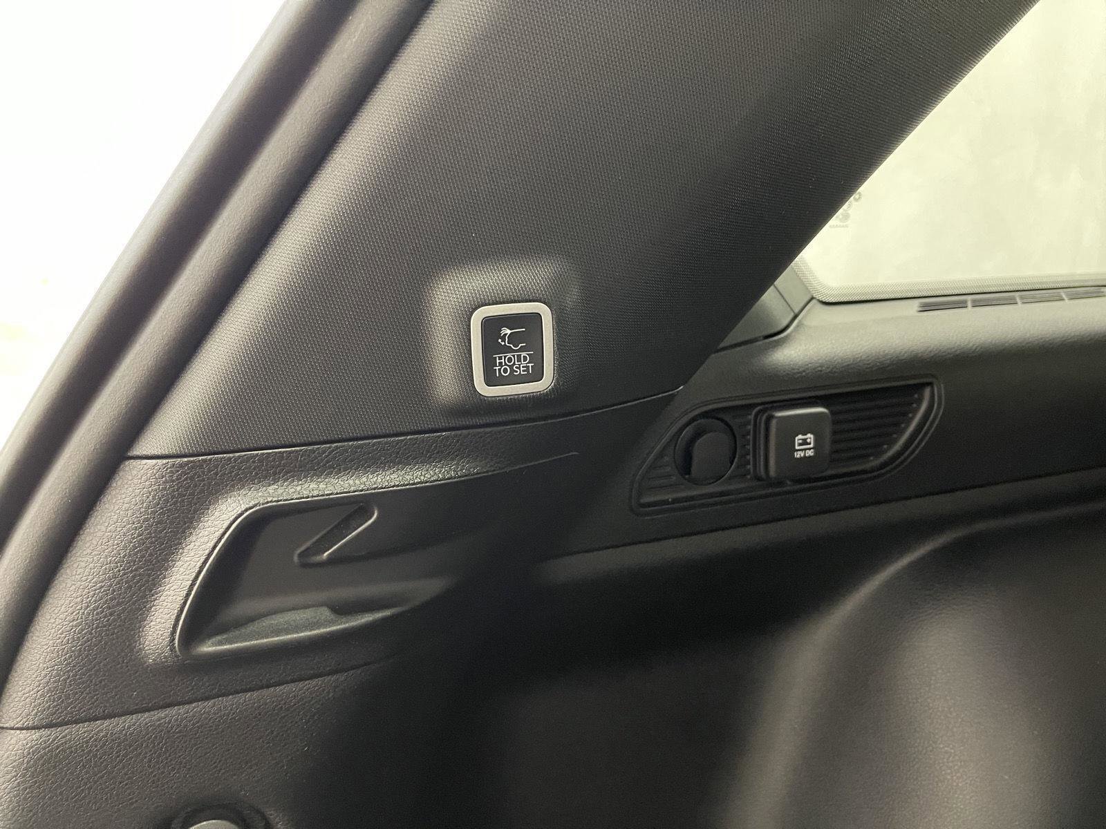 Used 2023 Jeep Grand Cherokee Limited w/ Black Appearance Package image 5