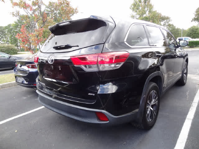 Used 2019 Toyota Highlander LE AWD/4WD image 4