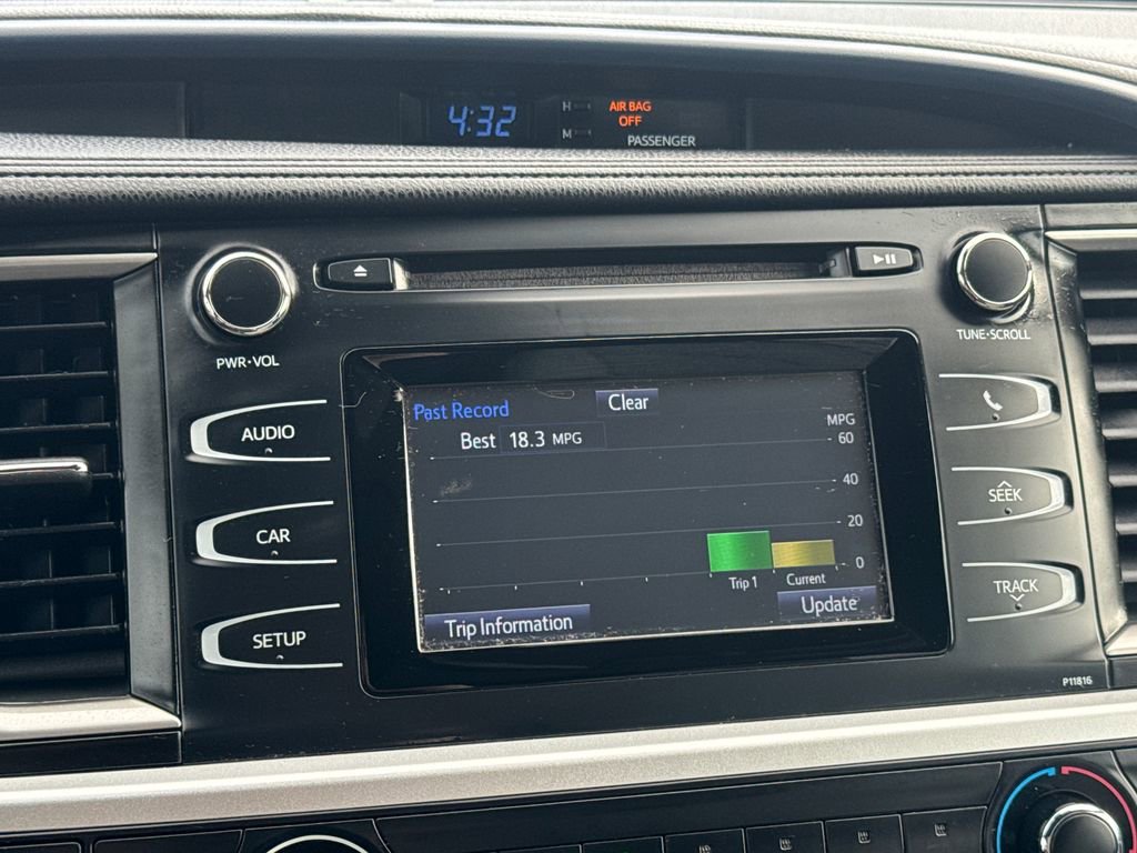 Used 2019 Toyota Highlander LE AWD/4WD image 22