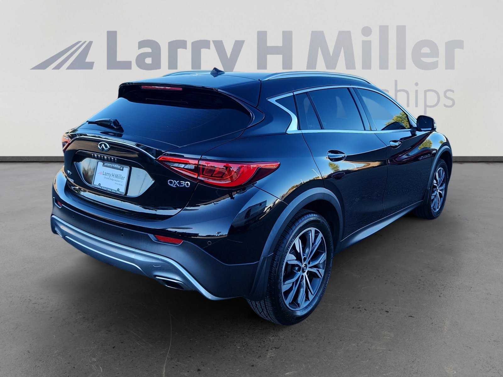 Used 2017 INFINITI QX30 Premium w/ Navigation Package image 6