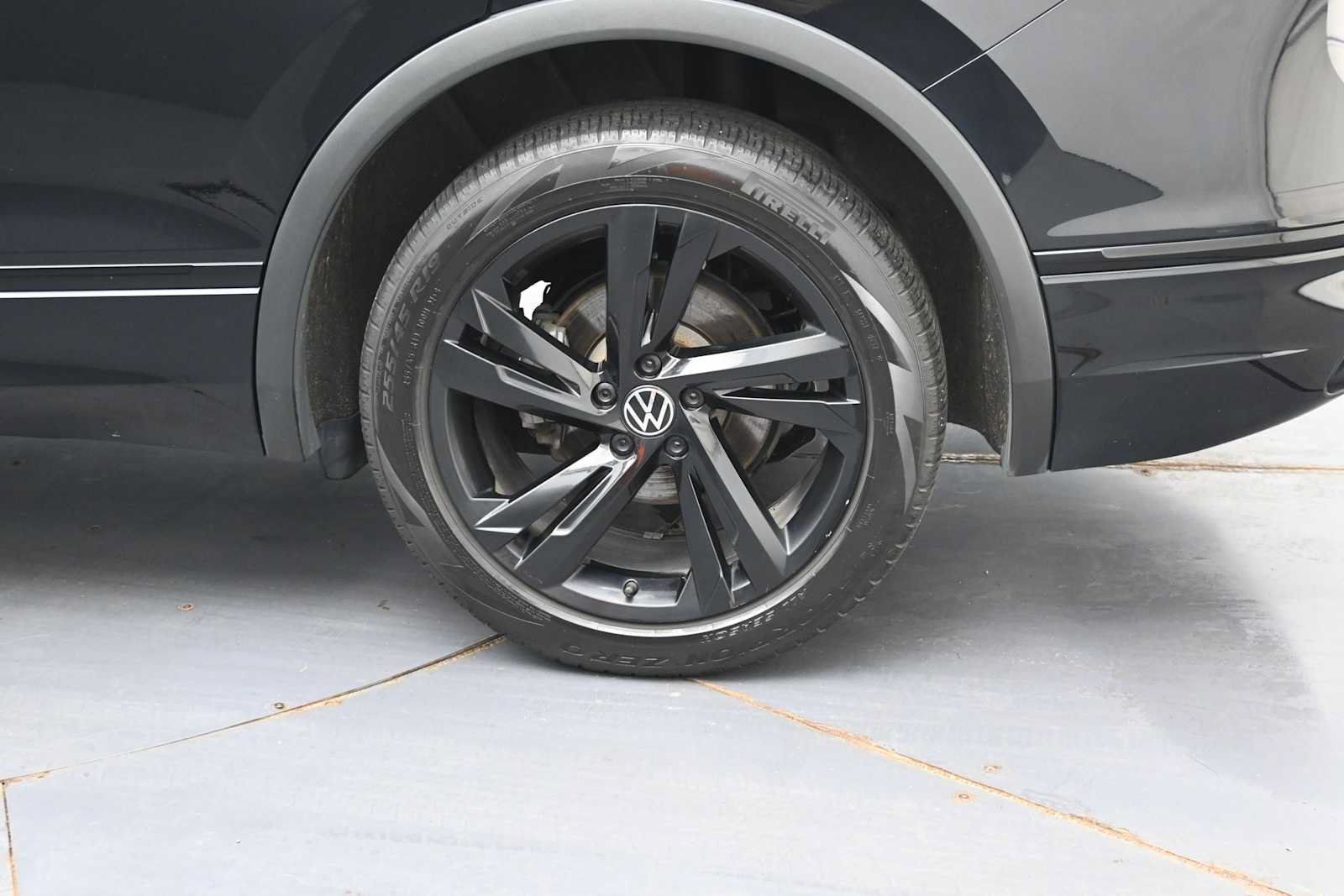 Used 2024 Volkswagen Tiguan SE R-Line AWD/4WD image 5