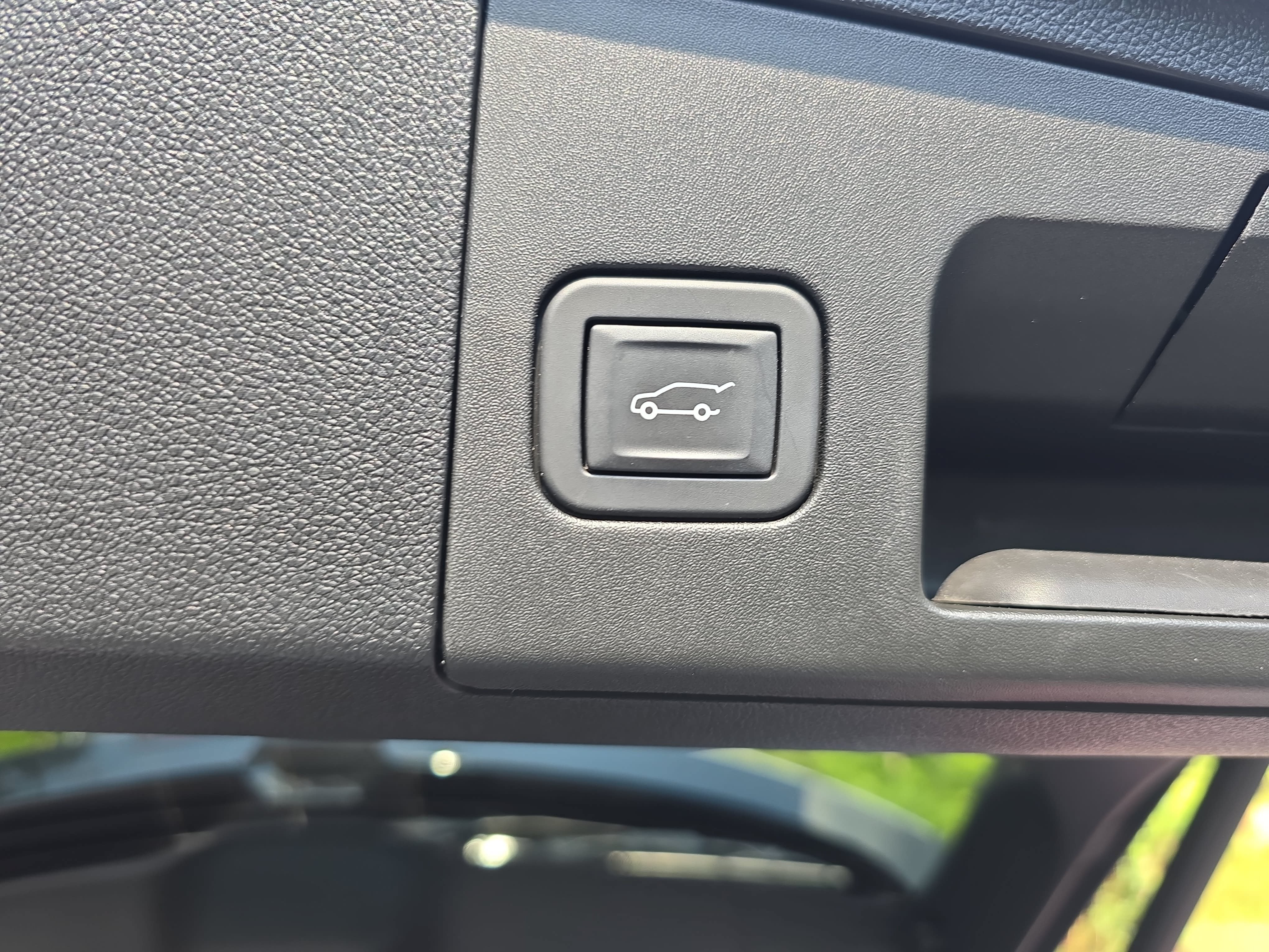 Used 2024 Cadillac XT4 Premium Luxury w/ Technology Package FWD image 13