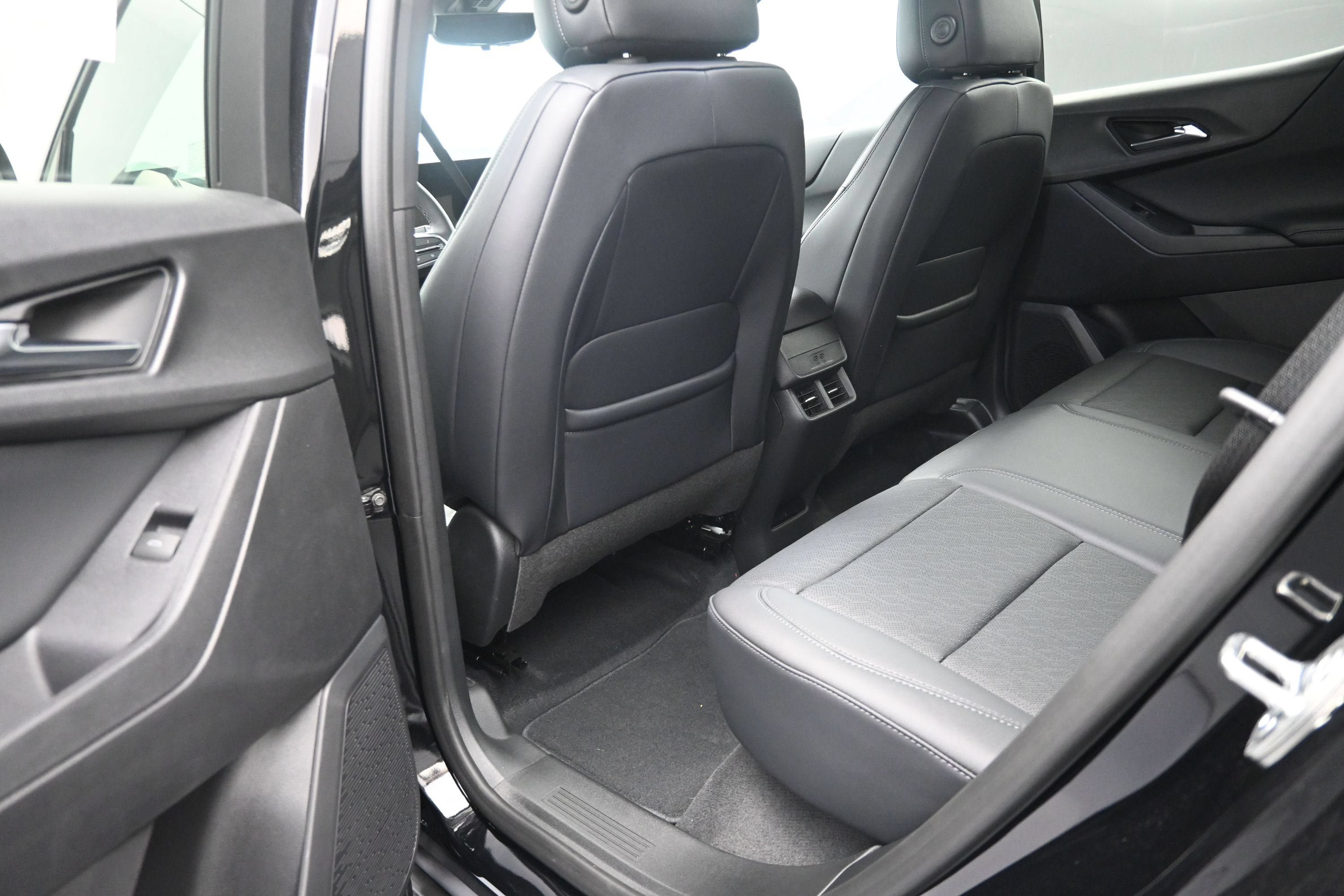 New 2027 Chevrolet Equinox LT w/ Convenience Package II FWD image 31