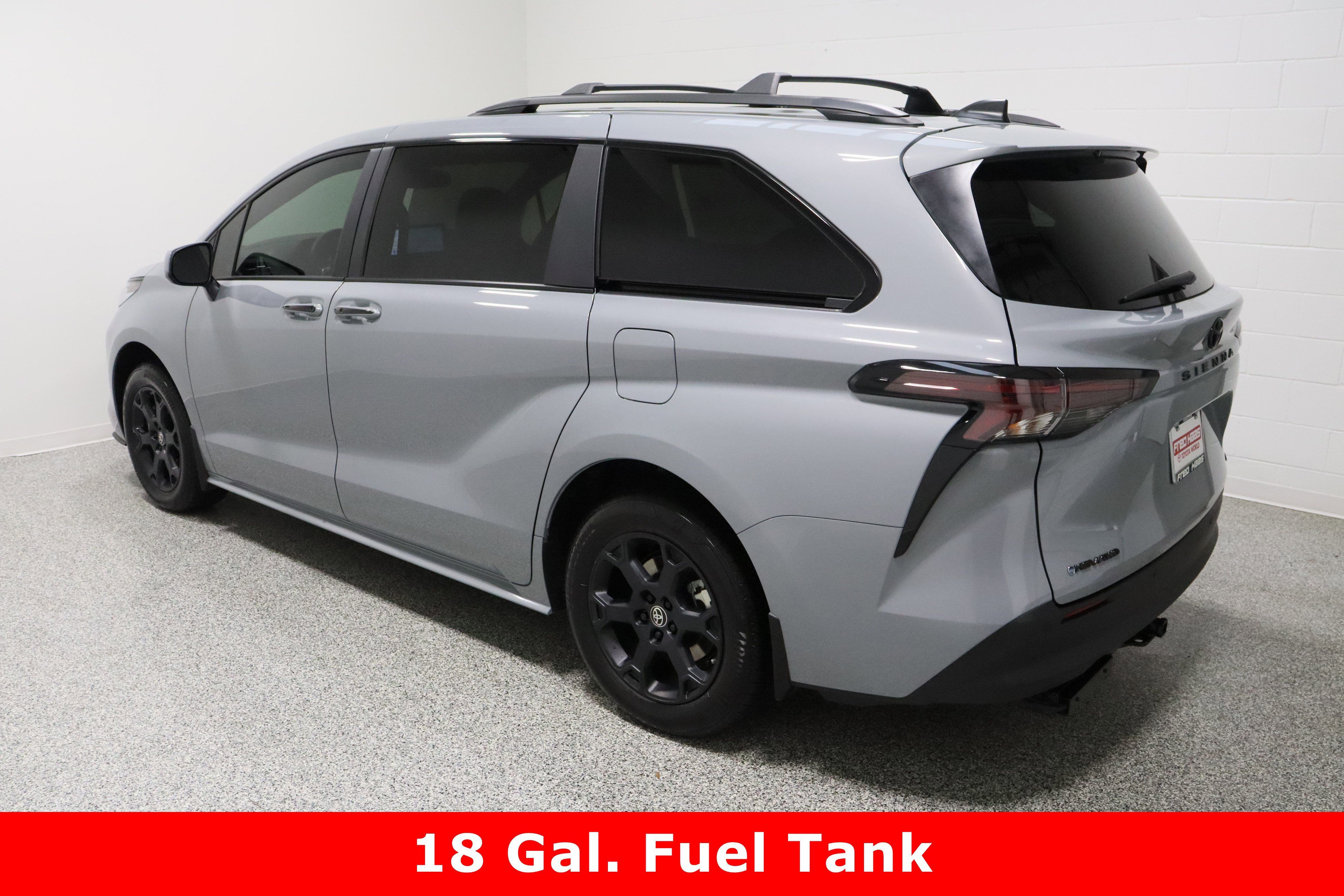 Used 2025 Toyota Sienna XLE Woodland Edition image 9