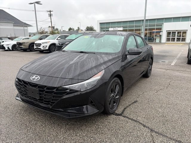 Used 2023 Hyundai Elantra SEL w/ Winter Weather Package FWD video 2