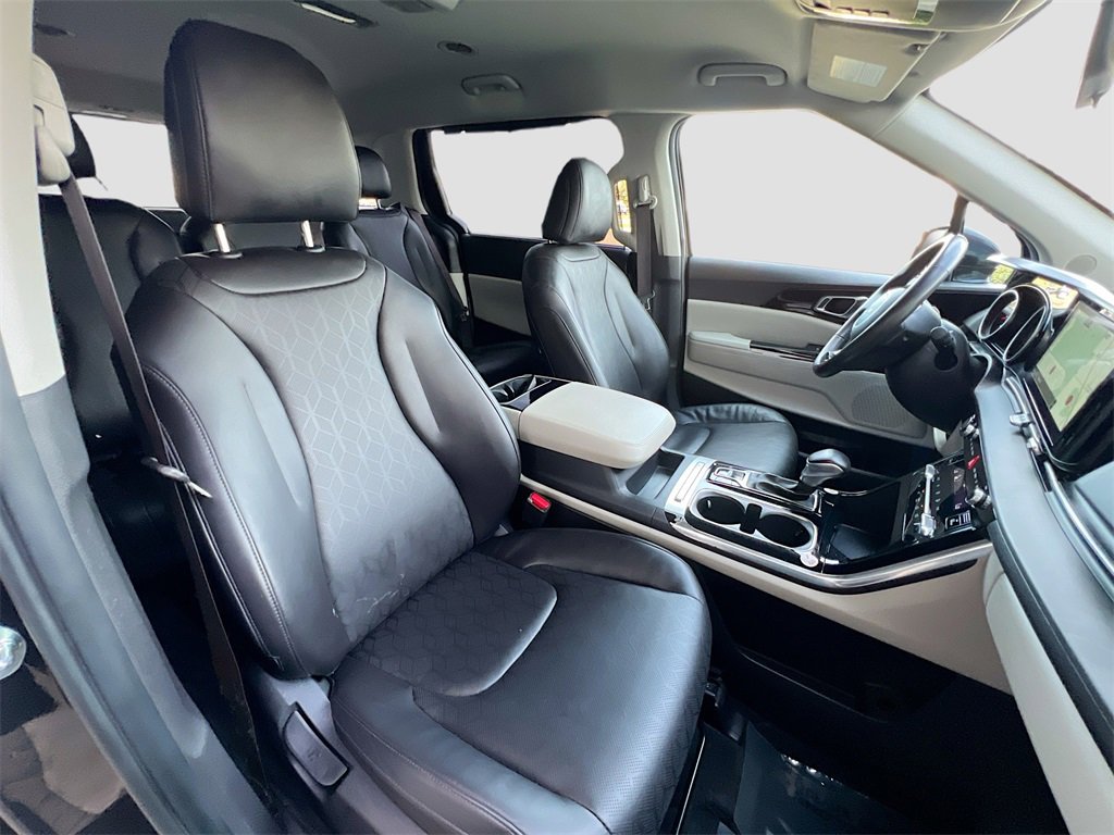 Used 2024 Kia Carnival EX image 28