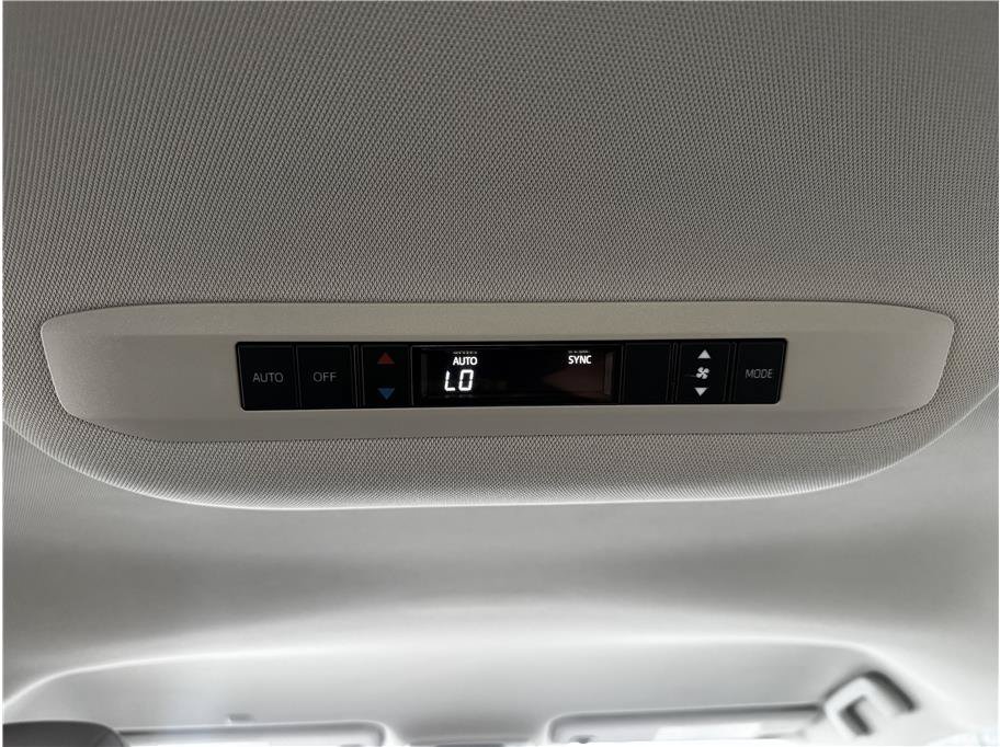 Used 2024 Toyota Sienna LE AWD/4WD image 25