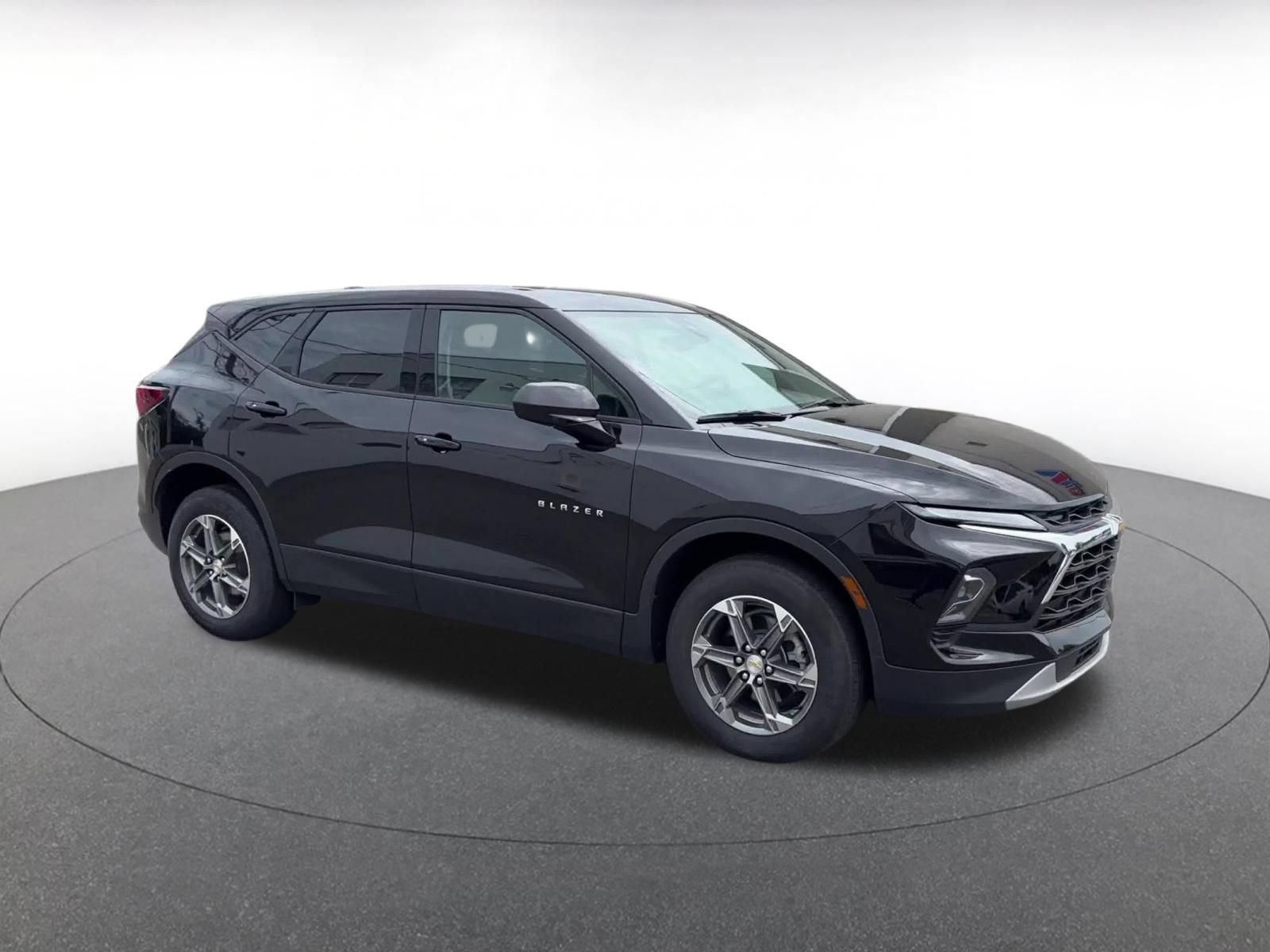 Used 2025 Chevrolet Blazer LT FWD image 2