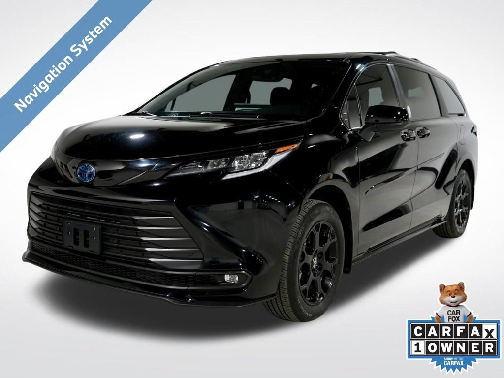 Used 2025 Toyota Sienna XLE Woodland Edition image 1