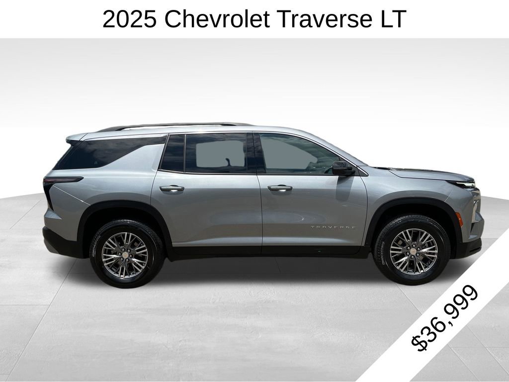 Used 2025 Chevrolet Traverse LT FWD image 2