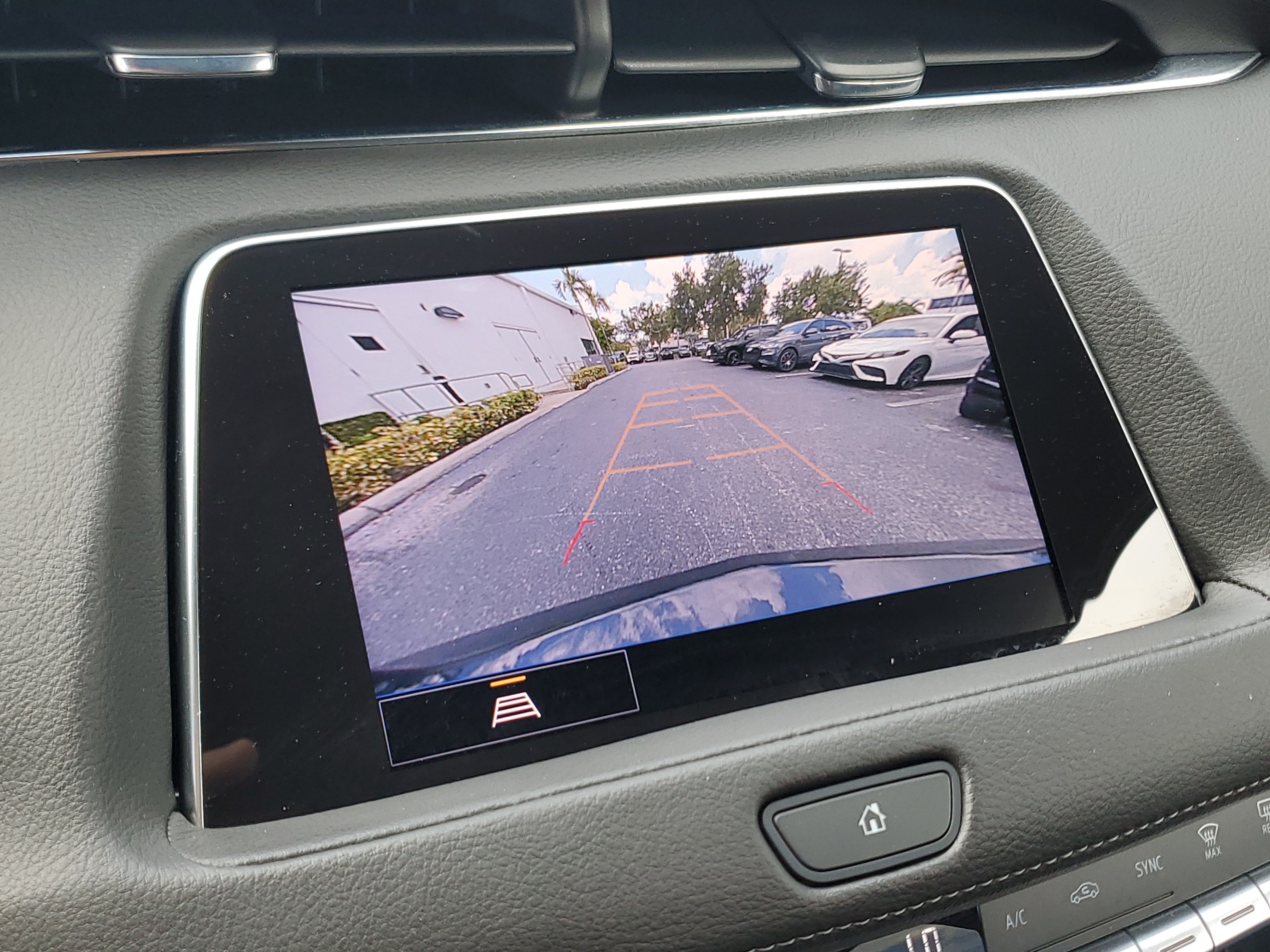 Certified 2023 Cadillac XT4 Luxury w/ Cold Weather Package FWD image 31