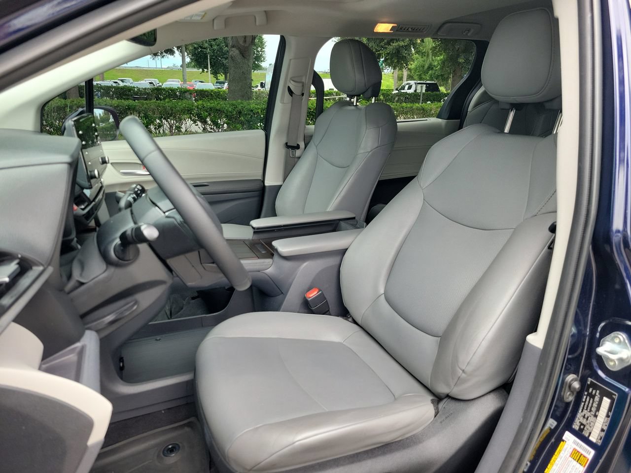 Used 2023 Toyota Sienna XLE FWD image 17
