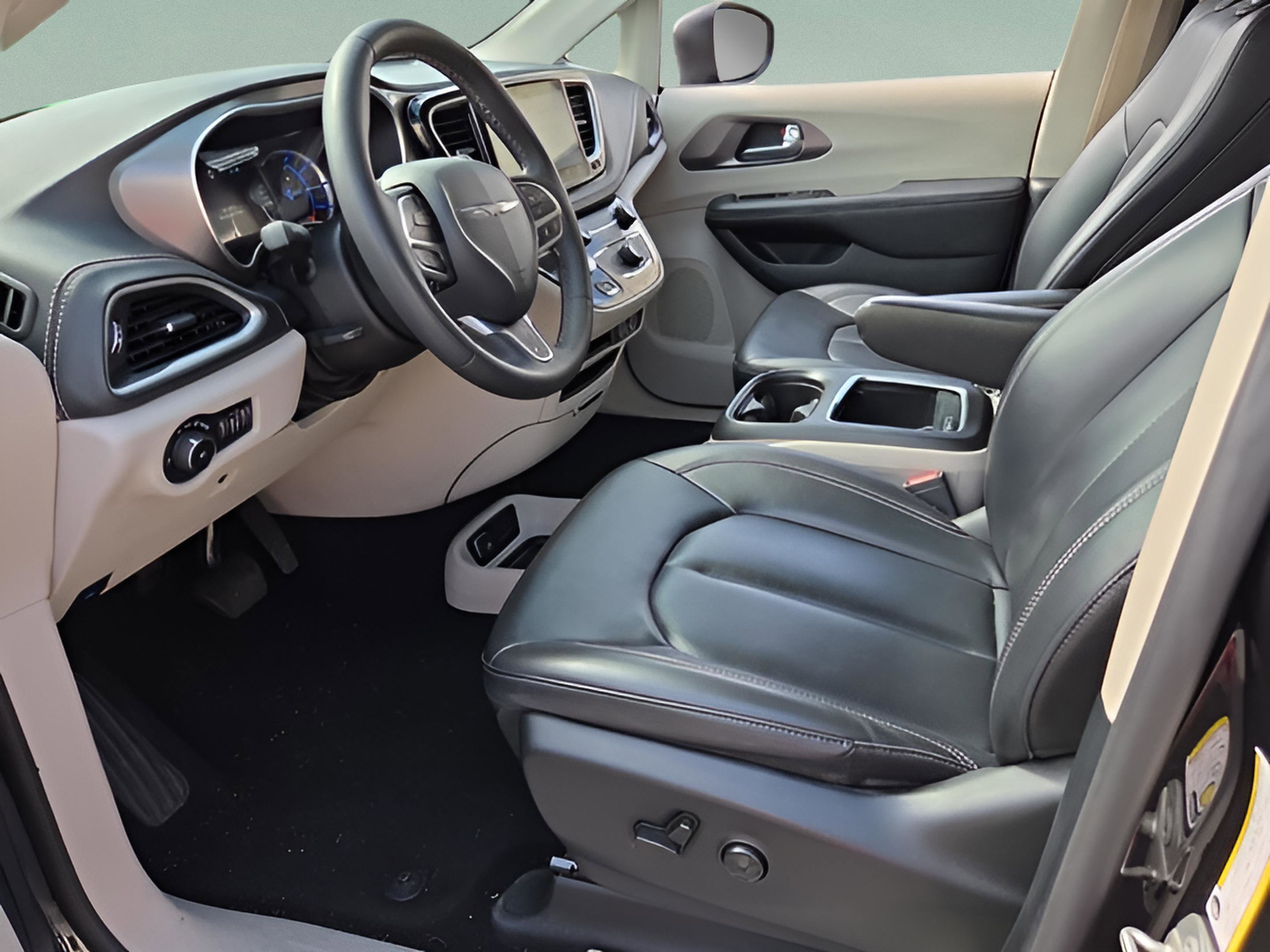 Used 2023 Chrysler Pacifica Touring-L image 13