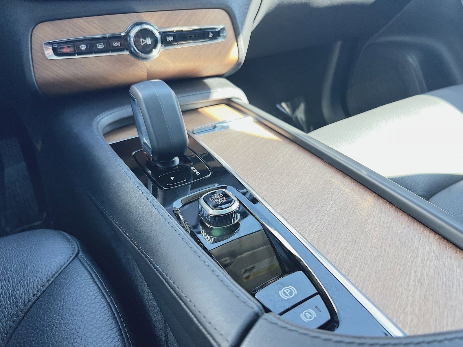 Certified 2025 Volvo XC90 B6 Plus image 22