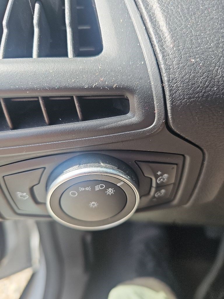 Used 2018 Ford Focus SE FWD image 14