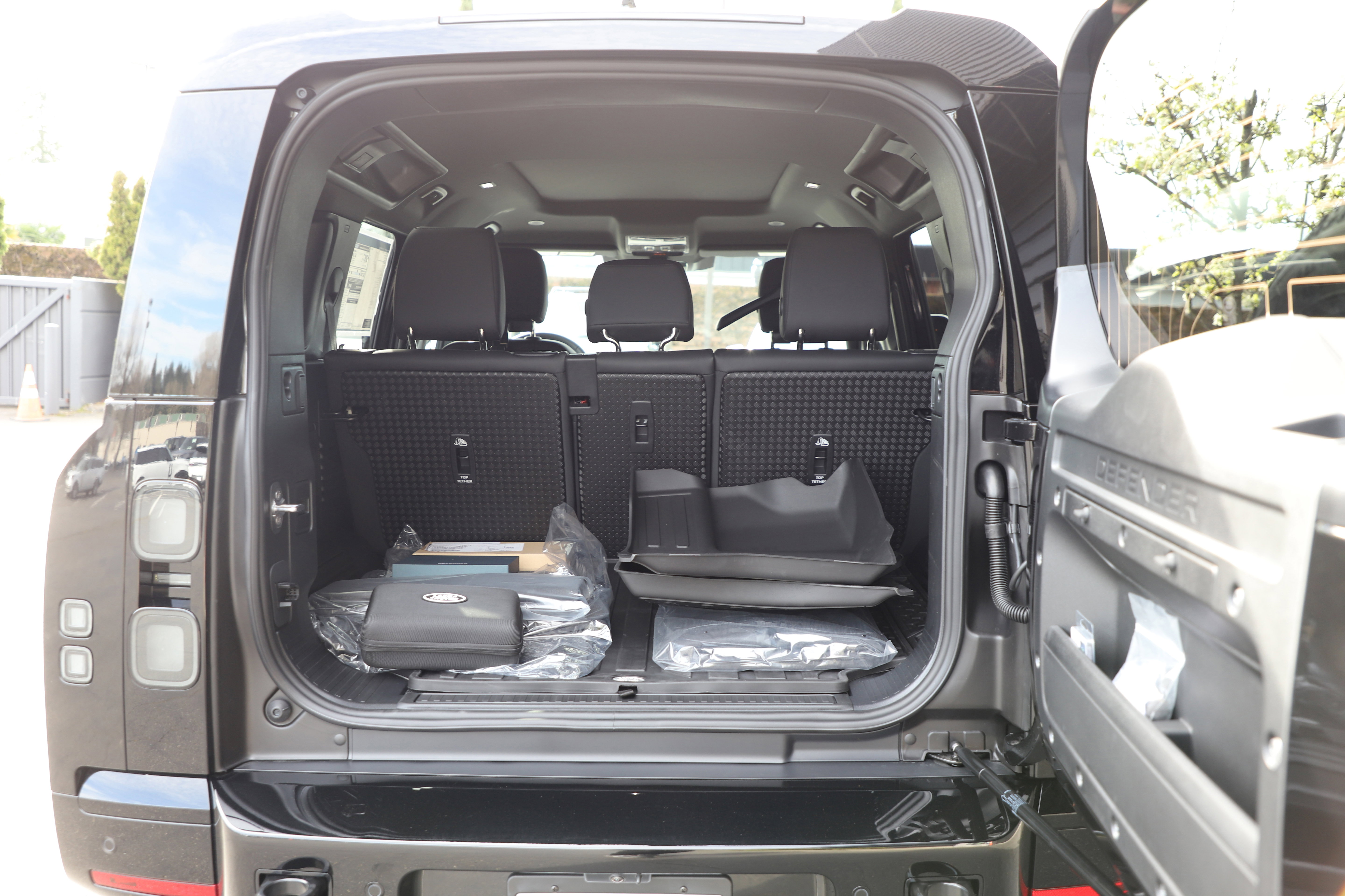 New 2026 Land Rover Defender 110 X-Dynamic SE image 16