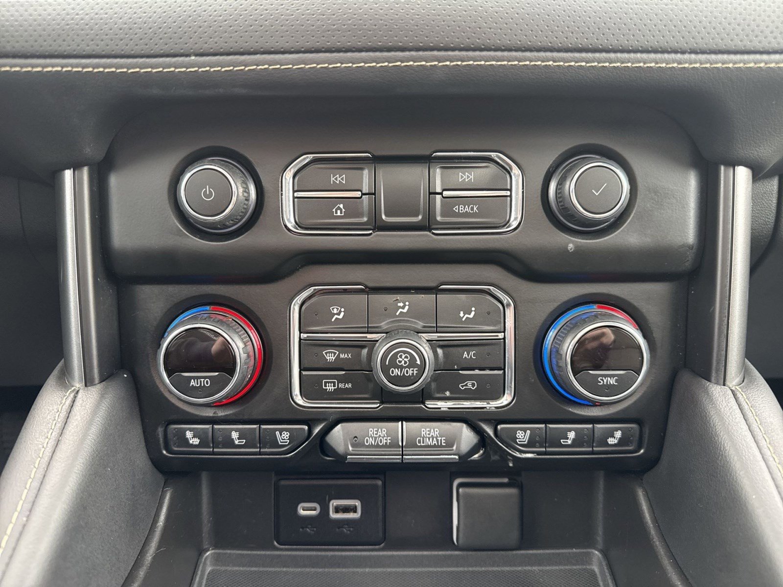 Used 2021 Chevrolet Suburban Premier w/ Premium Package image 21