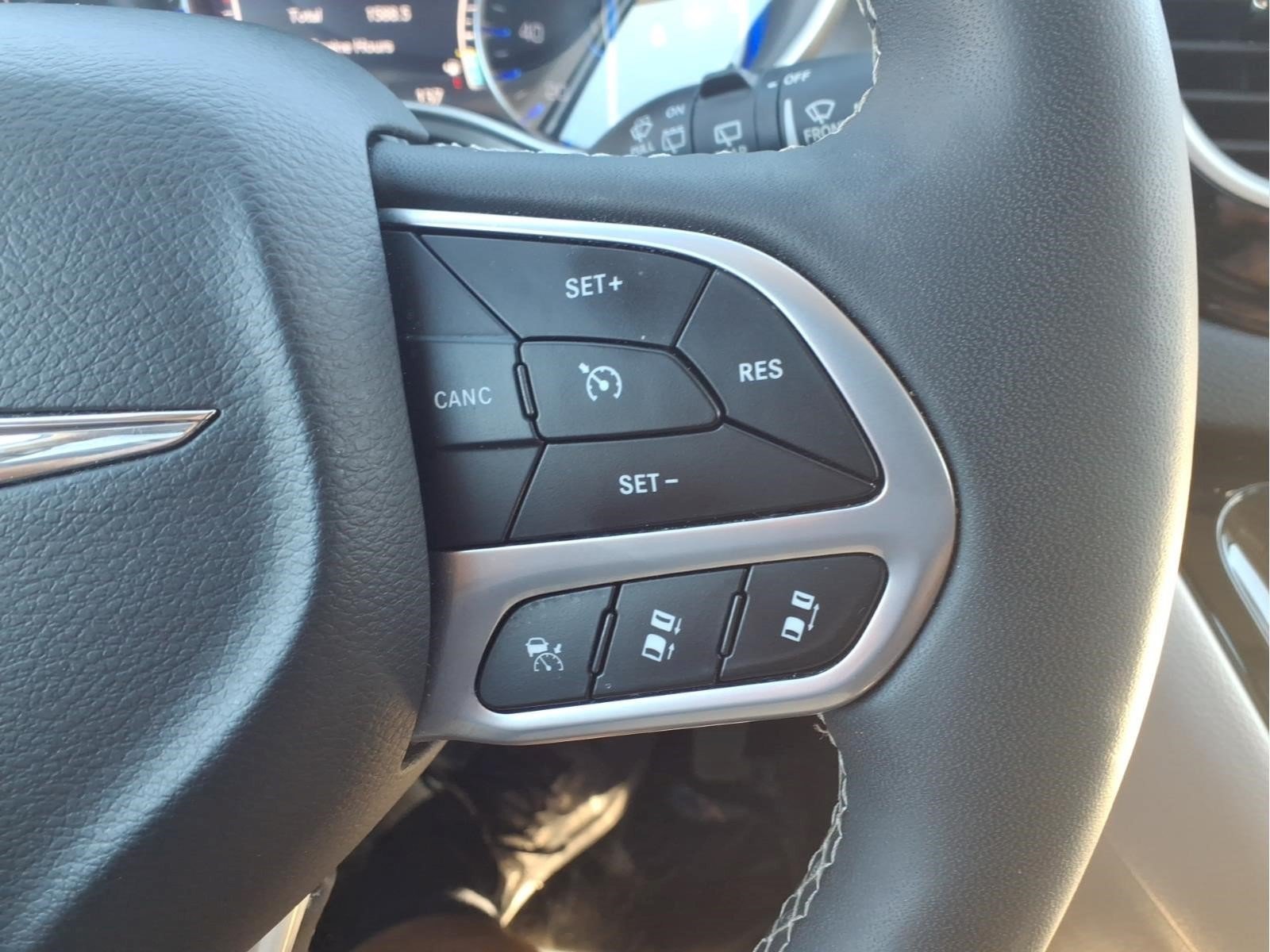 Used 2024 Chrysler Pacifica Touring-L FWD image 13