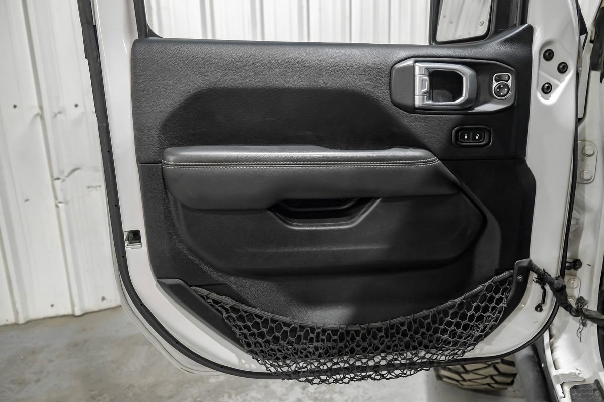Used 2018 Jeep Wrangler Unlimited Sahara image 39