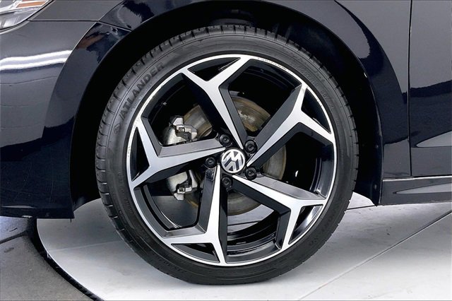 Used 2022 Volkswagen Passat 2.0T R-Line image 11