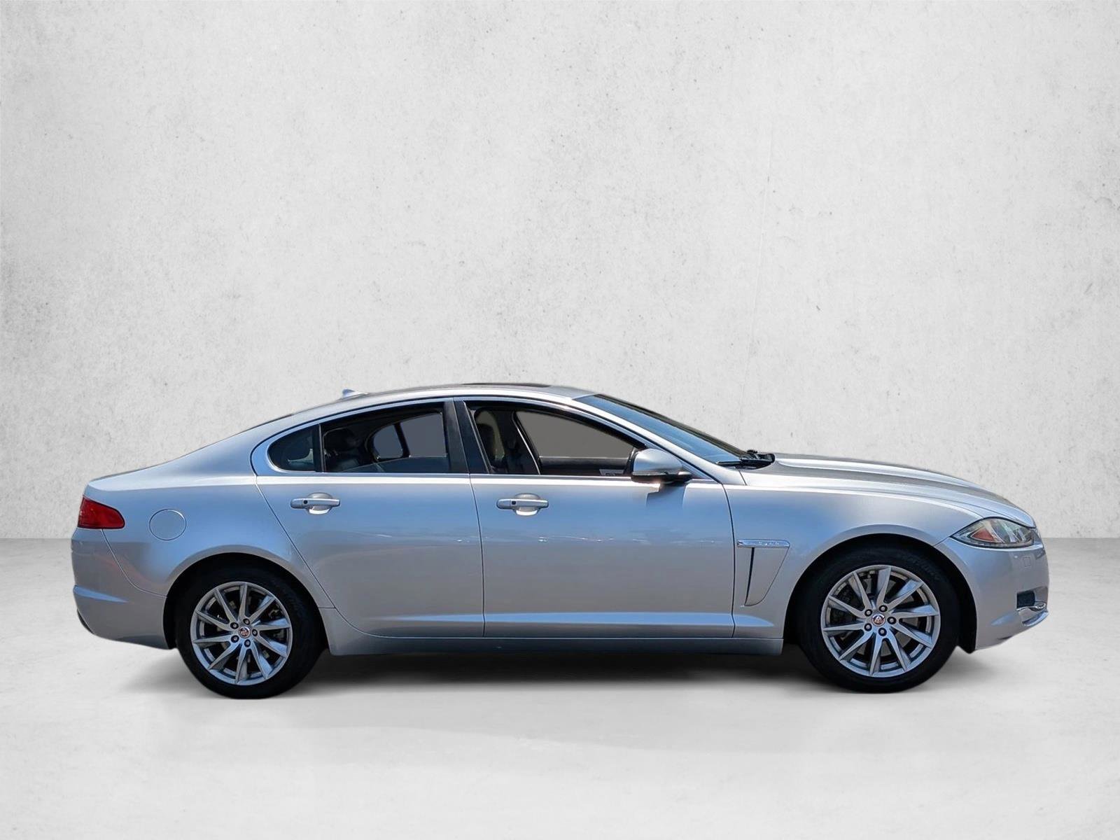 Used 2015 Jaguar XF Premium RWD image 5