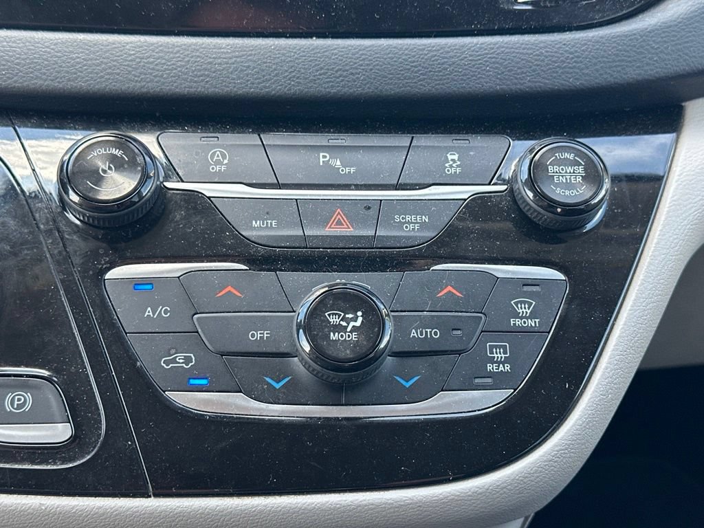Used 2018 Chrysler Pacifica Touring-L FWD image 25